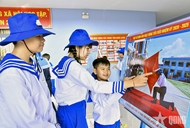 Naval Region 2 holds photo exhibition on Hoang Sa and Truong Sa archipelagoes